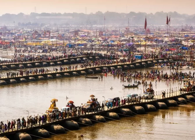 Pontoon bridges and crowds at the Sangam in Prayagraj, a short drive from Anand Bhavan