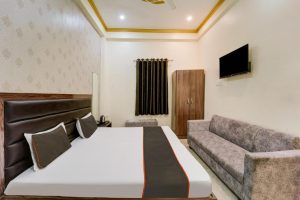 budget friendly hotel near temple in varanasi