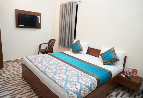 Clean and comfortable homestay room in Varanasi