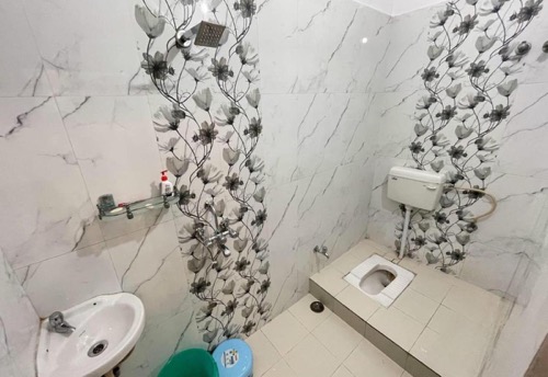 Bathroom at Kashi Paradise Stay, view 3